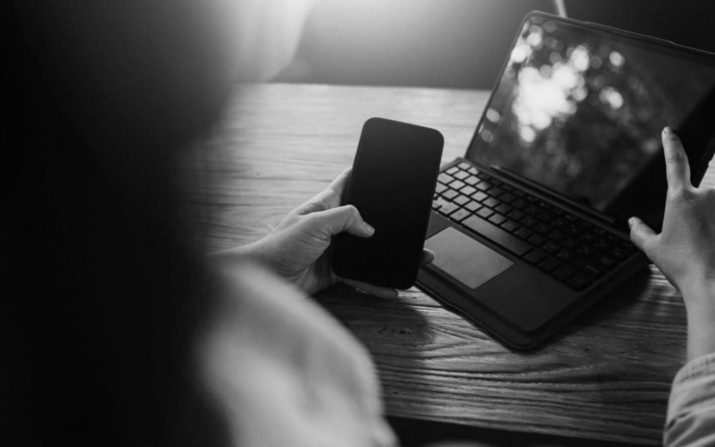 Menschen in einem Workshop-Setting, die an ihrer persönlichen Entwicklung arbeiten