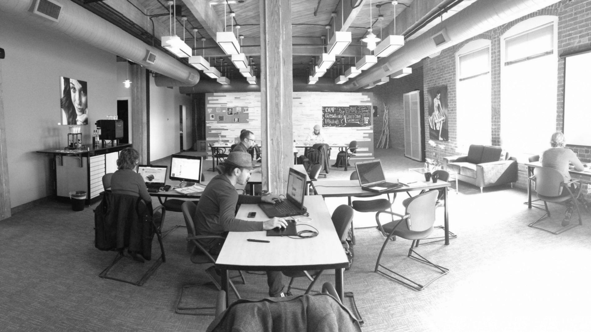 Arbeitsplatz mit offener Kommunikation und direktem Austausch