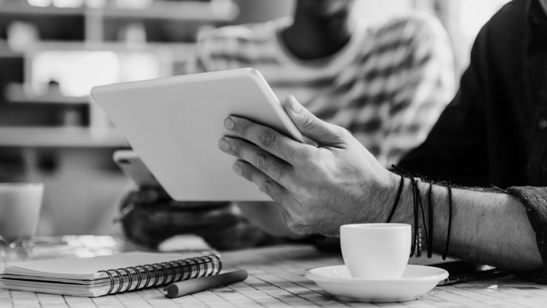 Teilnehmer beim gemeinsamen Erarbeiten von Lösungen in einem Workshop