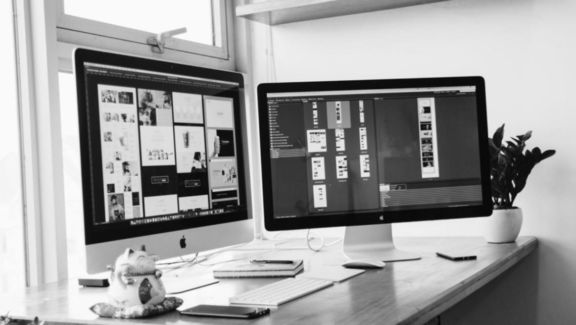 Eine Gruppe von Menschen in einem Reflexionsgespräch über persönliche Entwicklung