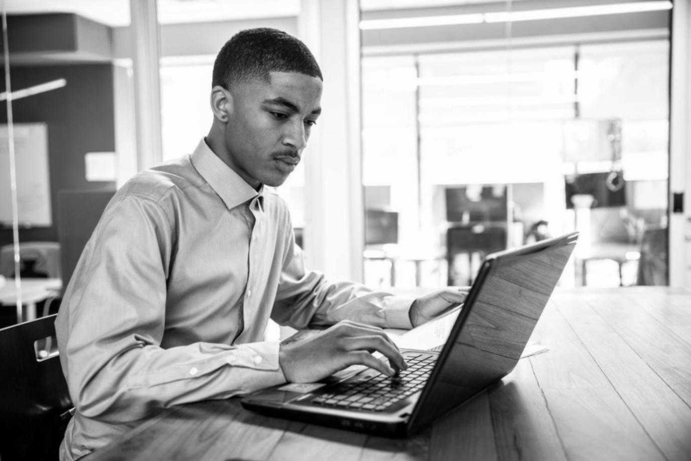 Arbeitssituation mit Notizen und gemeinsamer Reflexion